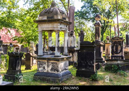 Formenvielfalt auf dem barocken Camposanto-Komplex Eliasfriedhof in Dresden. Viele Grabornamente haben eine hohe symbolische Kraft. So steht eine gebrochene Säule für ein unvollendetes Leben, Schüsseln und Gefäße stehen für Erinnerung und Grabbeigaben. Der Elias-Friedhof in Dresden ist seit 1876 stillgelegt und seit 1924 geschlossen Stockfoto