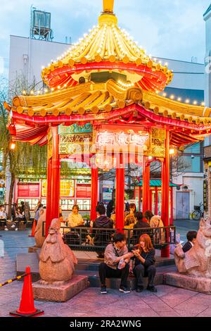 Der beliebte Azumaya-Pavillon am Nankinmachi-Platz in Chinatown, Kobe. Am Abend sitzen die Leute drinnen und draußen und essen chinesisches Essen. Stockfoto