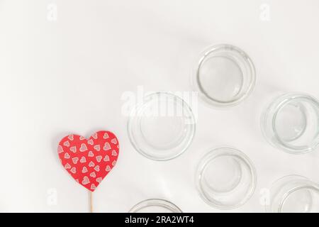 Verschiedene Glasbehälter ohne Deckel auf weißem Hintergrund, Recycling. Konzept der zweiten Lebensdauer von Werkstoffen, verschiedene Anwendungsmöglichkeiten für Glasfläschchen. Stockfoto