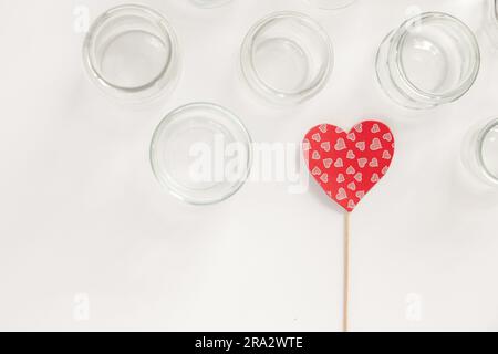 Verschiedene Glasbehälter ohne Deckel auf weißem Hintergrund, Recycling. Konzept der zweiten Lebensdauer von Werkstoffen, verschiedene Anwendungsmöglichkeiten für Glasfläschchen. Stockfoto