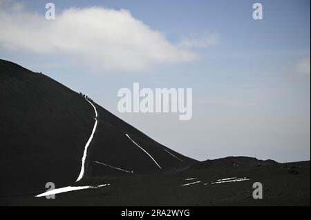 Landschaft mit malerischem Blick auf Trekker auf dem Weg von La Montagnola auf der südöstlichen Seite des Ätna in Sizilien, Italien. Stockfoto