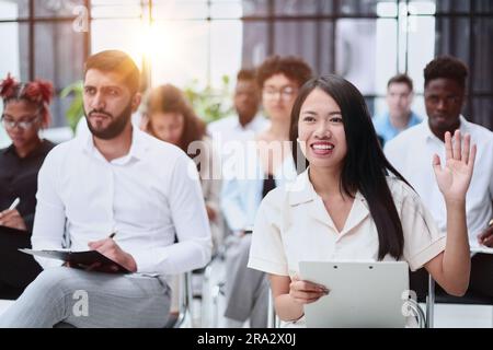 Führt eine Geschäftsausbildung mit einer Gruppe junger Menschen durch. Stockfoto
