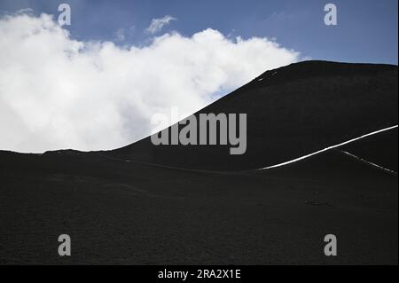 Landschaft mit malerischem Blick auf Trekker auf dem Weg von La Montagnola auf der südöstlichen Seite des Ätna in Sizilien, Italien. Stockfoto