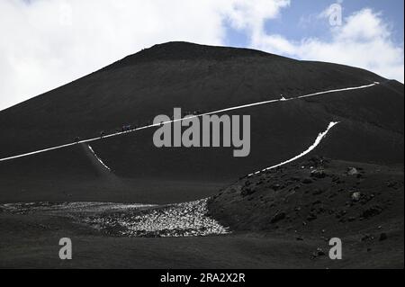 Landschaft mit malerischem Blick auf Trekker auf dem Weg von La Montagnola auf der südöstlichen Seite des Ätna in Sizilien, Italien. Stockfoto