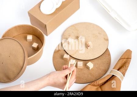 Konzeptbild, das die Verwendung von recyceltem Material in Lebensmitteln, Produktverpackungen und Utensilien zum Konservieren und Transportieren von Lebensmitteln veranschaulicht. Stockfoto