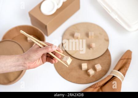 Konzeptbild, das die Verwendung von recyceltem Material in Lebensmitteln, Produktverpackungen und Utensilien zum Konservieren und Transportieren von Lebensmitteln veranschaulicht. Stockfoto