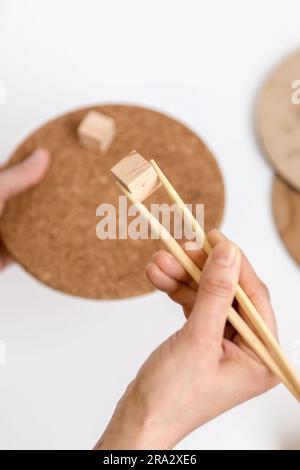 Konzeptbild, das die Verwendung von recyceltem Material in Lebensmitteln, Produktverpackungen und Utensilien zum Konservieren und Transportieren von Lebensmitteln veranschaulicht. Stockfoto