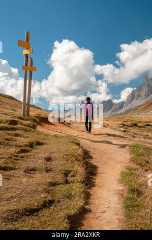 Junger Wanderer am Col de la Vallee Etroite Gebirgspass (2434 m), Haute-Maurienne, Val Frejus, Savoie (73), Auvergne-Rhone-Alpes, Frankreich Stockfoto