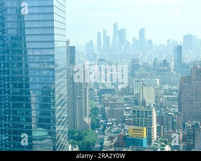 New York, Usa. 29. Juni 2023. Die Skyline von Manhattan ist durch die kanadischen Waldbrände in New York City wieder mit Rauch bedeckt. (Foto: Ryan Rahman/Pacific Press) Kredit: Pacific Press Media Production Corp./Alamy Live News Stockfoto