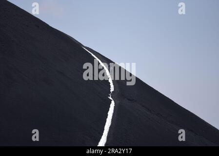 Landschaft mit malerischem Blick auf Trekker auf dem Weg von La Montagnola auf der südöstlichen Seite des Ätna in Sizilien, Italien. Stockfoto