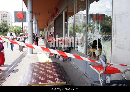 Monoprix, 9 Rue Louise Thuliez, Place de Fêtes, 75019, Paris, Frankreich, 30. Juni 2023. Ein Monoprix-Laden wird beschädigt, nachdem er nach einer dritten Nacht der Gewalt und Aufstände wegen des Mordes an einem Teenager durch die Polizei am Dienstagabend in Nanterre, einem Vorort von Paris, angegriffen wurde. Kredit: Jane Burke/Alamy Live News. Stockfoto