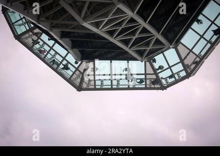 Kathmandu, Bagmati, Nepal. 30. Juni 2023. Menschen gehen am 29. Juni 2023 auf der gläsernen Oberfläche des ersten Skywalk Tower des Landes in Kathmandu, Nepal. (Kreditbild: © Sunil Sharma/ZUMA Press Wire) NUR REDAKTIONELLE VERWENDUNG! Nicht für den kommerziellen GEBRAUCH! Kredit: ZUMA Press, Inc./Alamy Live News Stockfoto