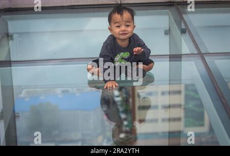 Kathmandu, Bagmati, Nepal. 30. Juni 2023. Ein Kind macht am 30. Juni 2023 Gesten auf dem ersten Skywalk Tower des Landes in Kathmandu, Nepal. (Kreditbild: © Sunil Sharma/ZUMA Press Wire) NUR REDAKTIONELLE VERWENDUNG! Nicht für den kommerziellen GEBRAUCH! Kredit: ZUMA Press, Inc./Alamy Live News Stockfoto