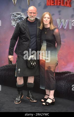 28. Juni 2023 Graham McTavish & Honor McTavish bei der britischen Premiere der Netflix „The Witcher“ Staffel 3 in London. Sue Andrews/Alamy. Stockfoto