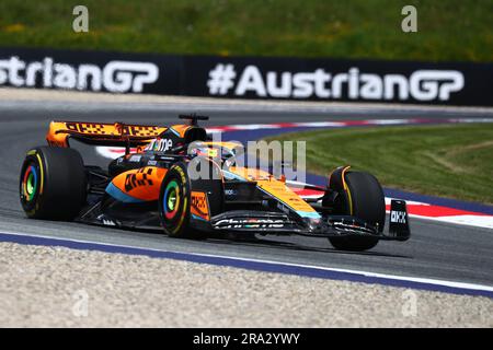 Spielberg, Österreich. 30. Juni 2023. Oscar Piastri von McLaren ist während des Freitrainings im Vorfeld des Großen Preises Österreichs F1 auf dem Red Bull Ring am 30. Juni 2023 in Spielberg, Österreich, auf der Strecke. Kredit: Marco Canoniero/Alamy Live News Stockfoto