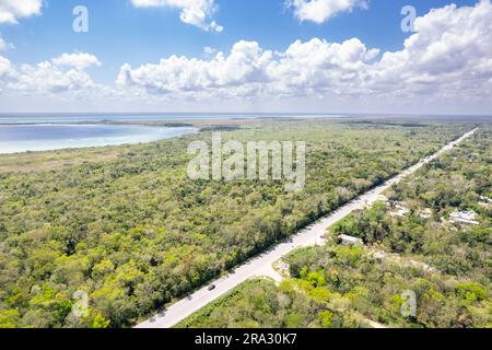 Ein Luftblick auf die üppige Muyil Lagune im beeindruckenden Sian Ka'an Biosphärenreservat in Mexiko Stockfoto