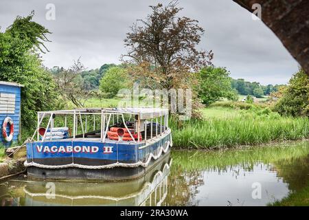 Das Kreuzfahrtschiff Vagabond II, das an der unteren Schleuse bei Foxton Locks am Grand Union Canal, England, festgemacht ist. Stockfoto