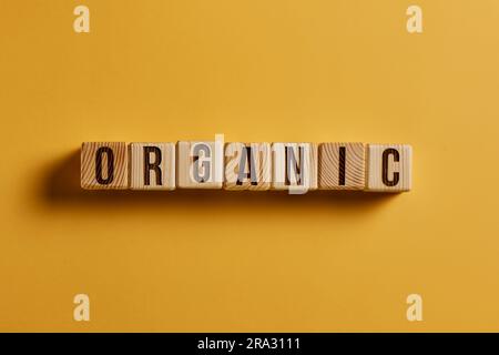 Organisches Wort auf Holzblock geschrieben. Organischer Text auf dem Tisch, Konzept. Stockfoto