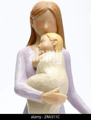 Christliche Keramikdekoration Nahaufnahme einer Mutter, die ein Baby hält. Stockfoto