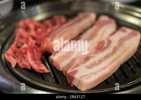 Barbecue Schweinefleisch und Samgyeopsal, gegrillter Schweinebauch, koreanische Küche Stockfoto