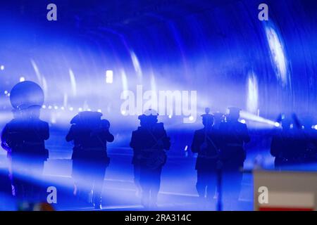 30. Juni 2023, Polen, Swinemünde: Vor der offiziellen Eröffnung marschiert ein Militärorchester durch den Straßentunnel unter dem Schwein (·Wine) in ·winouj·cie. Polen hat einen Autotunnel in der Hafenstadt Swinoujscie (·winouj·cie) eröffnet, der weiteren Zugang zur beliebten Ferieninsel Usedom bietet. Der Tunnel ist etwa 1,8 km lang und kostet mehr als 200 Millionen Euro, wobei die EU den größten Teil beisteuert. Neben Pendlern könnten beispielsweise auch Urlauber aus Berlin und Brandenburg von der Anbindung profitieren. Foto: Stefan Sauer/dpa Stockfoto