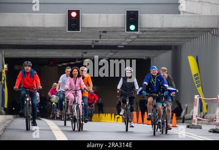 30. Juni 2023, Polen, Swinemünde: Radfahrer fahren durch den Straßentunnel unter dem Fluss „Swine (·wina)“ in Swinoujscie (·winouj·cie) vor der offiziellen Eröffnung. Polen hat einen Autotunnel in der Hafenstadt Swinoujscie (·winouj·cie) eröffnet, der eine weitere Zufahrtsstraße zur beliebten Ferieninsel Usedom bietet. Der Tunnel ist etwa 1,8 km lang und kostet mehr als 200 Millionen Euro, wobei die EU den größten Teil beisteuert. Neben Pendlern könnten beispielsweise auch Urlauber aus Berlin und Brandenburg von der Anbindung profitieren. Foto: Stefan Sauer/dpa Stockfoto