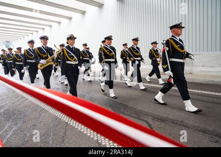 30. Juni 2023, Polen, Swinemünde: Vor der offiziellen Eröffnung marschiert ein Militärorchester durch den Straßentunnel unter dem Schwein (·Wine) in ·winouj·cie. Polen hat einen Autotunnel in der Hafenstadt Swinoujscie (·winouj·cie) eröffnet, der weiteren Zugang zur beliebten Ferieninsel Usedom bietet. Der Tunnel ist etwa 1,8 km lang und kostet mehr als 200 Millionen Euro, wobei die EU den größten Teil beisteuert. Neben Pendlern könnten beispielsweise auch Urlauber aus Berlin und Brandenburg von der Anbindung profitieren. Foto: Stefan Sauer/dpa Stockfoto