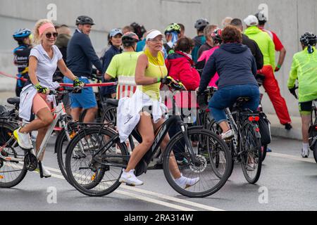 30. Juni 2023, Polen, Swinemünde: Radfahrer fahren durch den Straßentunnel unter dem Fluss „Swine (·wina)“ in Swinoujscie (·winouj·cie) vor der offiziellen Eröffnung. Polen hat einen Autotunnel in der Hafenstadt Swinoujscie (·winouj·cie) eröffnet, der eine weitere Zufahrtsstraße zur beliebten Ferieninsel Usedom bietet. Der Tunnel ist etwa 1,8 km lang und kostet mehr als 200 Millionen Euro, wobei die EU den größten Teil beisteuert. Neben Pendlern könnten beispielsweise auch Urlauber aus Berlin und Brandenburg von der Anbindung profitieren. Foto: Stefan Sauer/dpa Stockfoto
