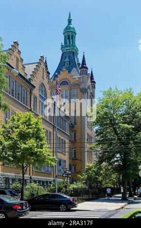 Die Newtown High School in Queens, NY, wurde in verschiedenen Bühnen errichtet: Hauptgebäude und Flügel der flämischen Wiedergeburt in den Jahren 1921 und 1931; Flügel im internationalen Stil 1958. Stockfoto