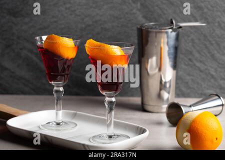 Boulevardier Cocktail Schnaps Bourbon Whiskey, süßer Wermut und italienischer bitterer Likör, garniert mit Orangenschale Stockfoto