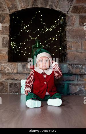 Ein kleiner Junge, der zu weihnachten als Elfe verkleidet ist Stockfoto