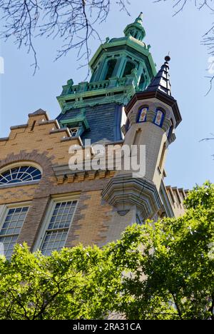 Die Newtown High School in Queens, NY, wurde in verschiedenen Bühnen errichtet: Hauptgebäude und Flügel der flämischen Wiedergeburt in den Jahren 1921 und 1931; Flügel im internationalen Stil 1958. Stockfoto