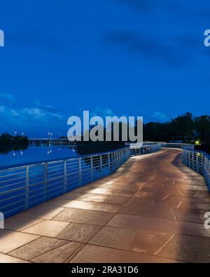 Eine vertikale Aufnahme eines Piers über dem Lady Bird Lake bei Blue Hour in Austin, Texas Stockfoto