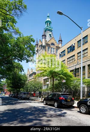 Die Newtown High School in Queens, NY, wurde in verschiedenen Bühnen errichtet: Hauptgebäude und Flügel der flämischen Wiedergeburt in den Jahren 1921 und 1931; Flügel im internationalen Stil 1958. Stockfoto