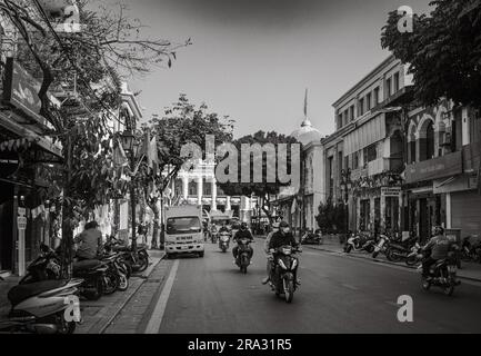 Motorradfahrer fahren auf der Trang Tien vor dem Opernhaus von Hanoi, Hanoi, Vietnam. Stockfoto