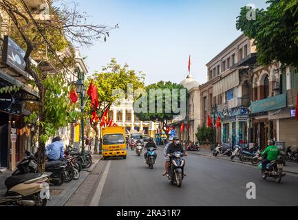 Motorradfahrer fahren auf der Trang Tien vor dem Opernhaus von Hanoi, Hanoi, Vietnam. Stockfoto