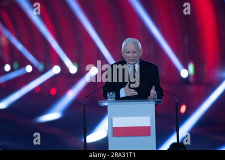 30. Juni 2023, Polen, Swinemünde: Jaroslaw Kaczynski, stellvertretender Ministerpräsident und Vorsitzender der herrschenden Partei Recht und Gerechtigkeit (PiS), spricht bei der Eröffnung des Straßentunnels unter dem Schwein (·wina) in ·winouj·cie. Polen hat einen Autotunnel in der Hafenstadt Swinoujscie (·winouj·cie) eröffnet, der eine weitere Zufahrtsstraße zur beliebten Ferieninsel Usedom bietet. Der Tunnel ist etwa 1,8 km lang und kostet mehr als 200 Millionen Euro, wobei die EU den größten Teil beisteuert. Neben Pendlern könnten beispielsweise auch Urlauber aus Berlin und Brandenburg von der Anbindung profitieren. Stockfoto