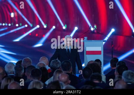 30. Juni 2023, Polen, Swinemünde: Jaroslaw Kaczynski, stellvertretender Ministerpräsident und Vorsitzender der herrschenden Partei Recht und Gerechtigkeit (PiS), spricht bei der Eröffnung des Straßentunnels unter dem Schwein (·wina) in ·winouj·cie. Polen hat einen Autotunnel in der Hafenstadt Swinoujscie (·winouj·cie) eröffnet, der eine weitere Zufahrtsstraße zur beliebten Ferieninsel Usedom bietet. Der Tunnel ist etwa 1,8 km lang und kostet mehr als 200 Millionen Euro, wobei die EU den größten Teil beisteuert. Neben Pendlern könnten beispielsweise auch Urlauber aus Berlin und Brandenburg von der Anbindung profitieren. Stockfoto