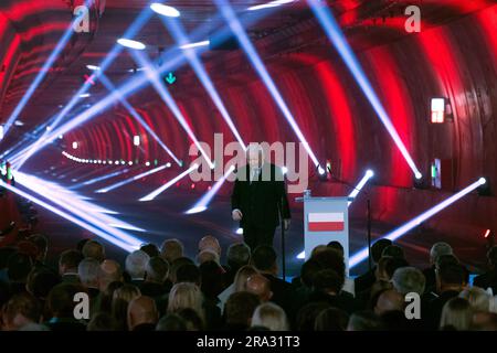 30. Juni 2023, Polen, Swinemünde: Jaroslaw Kaczynski, stellvertretender Ministerpräsident und Vorsitzender der herrschenden Partei Recht und Gerechtigkeit (PiS), spricht bei der Eröffnung des Straßentunnels unter dem Schwein (·wina) in ·winouj·cie. Polen hat einen Autotunnel in der Hafenstadt Swinoujscie (·winouj·cie) eröffnet, der eine weitere Zufahrtsstraße zur beliebten Ferieninsel Usedom bietet. Der Tunnel ist etwa 1,8 km lang und kostet mehr als 200 Millionen Euro, wobei die EU den größten Teil beisteuert. Neben Pendlern könnten beispielsweise auch Urlauber aus Berlin und Brandenburg von der Anbindung profitieren. Stockfoto