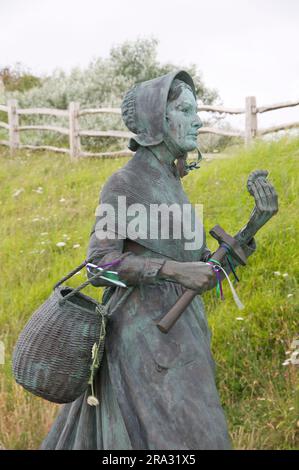 Bronzestatue der Pionierpaläontologin und Fossilienjägerin Mary Anning 1799-1847. Von der Bildhauerin Denise Dutton. Lyme Regis, Dorset, Jurassic Coast. Stockfoto