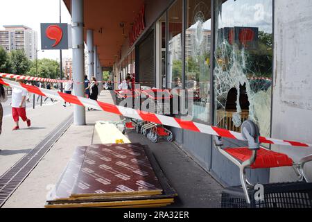 Monoprix, 9 Rue Louise Thuliez, Place de Fêtes, 75019, Paris, Frankreich, 30. Juni 2023. Ein monoprix-Laden wird nach einer dritten Nacht der Gewalt und Aufstände angegriffen, weil die Polizei einen Teenager am Dienstagabend in Nanterre, einem Vorort von Paris, tötete. Kredit: Jane Burke/Alamy Live News. Stockfoto