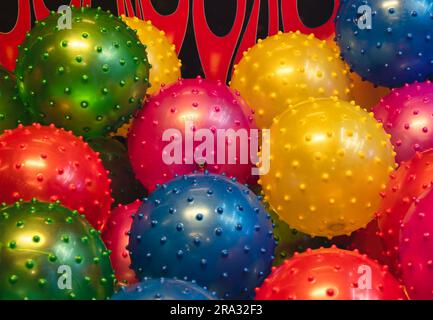 Leuchtende Gummibälle in einem Automaten für Vergnügungsparks Stockfoto