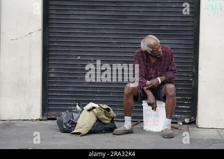 Szenen aus Skid Row ein Bereich der Innenstadt von Los Angeles, ist einer der größten stabile Populationen (zwischen 5.000 und 8.000) von Obdachlosen. Stockfoto
