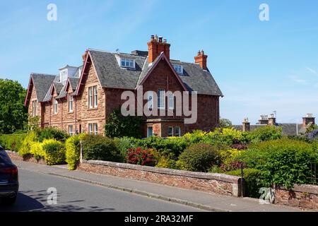 Häuser auf einem Hügel über der Hgih Street in der Küstenstadt North Berwick, East Lothian, Schottland, Großbritannien. Stockfoto