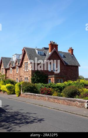 Häuser auf einem Hügel über der Hgih Street in der Küstenstadt North Berwick, East Lothian, Schottland, Großbritannien. Stockfoto