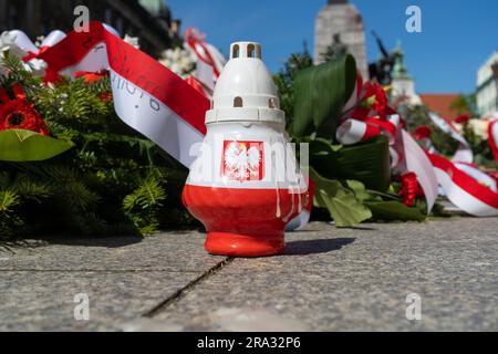 Patriotische Grabkerze in weiß-roter Farbe der polnischen Flagge, mit dem Wappen Polens. Stockfoto