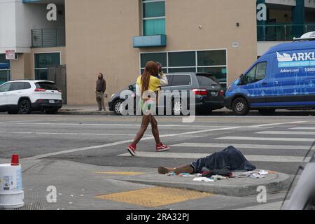 Szenen aus Skid Row ein Bereich der Innenstadt von Los Angeles, ist einer der größten stabile Populationen (zwischen 5.000 und 8.000) von Obdachlosen. Stockfoto