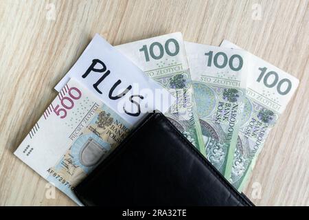 800 plus statt 500 plus. Valorisierung des Familien-500+-Programms in Polen. Polnische staatliche Hilfe für Kinder, soziale Hilfe bei der Kindererziehung. Stockfoto