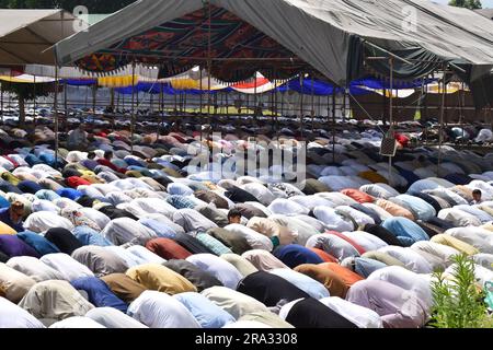 Srinagar, Indien. 29. Juni 2023. Kaschmirische Moslems veranstalten besondere Eid-Gebete in einer Moschee anlässlich von Eid-Al-Adha (Bakra Eid). Eid al-Adha ist ein religiöses Fest, das von Moslems weltweit gefeiert wird, um der Bereitschaft des Propheten Ibrahim zu gedenken, seinen Sohn als Gehorsam gegenüber Gott zu opfern. Am 29. Juni 2023 in Srinagar, Indien. (Kreditbild: © Umer Qadir/Eyepix via ZUMA Press Wire) NUR REDAKTIONELLE VERWENDUNG! Nicht für den kommerziellen GEBRAUCH! Stockfoto