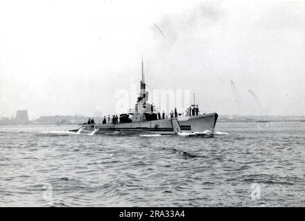 SS-297 USS Ling. Dieses Foto zeigt die SS-297 USS Ling, die vom Boston Navy Yard erbaut wurde. Der Schiffskörper wurde von der North Carolina Ship Building Company gebaut und im Juni 1944 fertiggestellt. 1944-06-01T00:00:00. Nordostregion (Boston, MA). Fotodruck. Abteilung der Marine. Erster Marinebezirk. Büro des stellvertretenden Stabschefs für Verwaltung. Büro des Historischen Offiziers. Ca. 1941-ca. 1946. Die Verwaltungsgeschichte des ersten Marinestreifens im Zweiten Weltkrieg Stockfoto